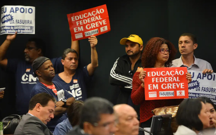 Greve em unidades de educação do Brasil quer reajuste de 22,71%